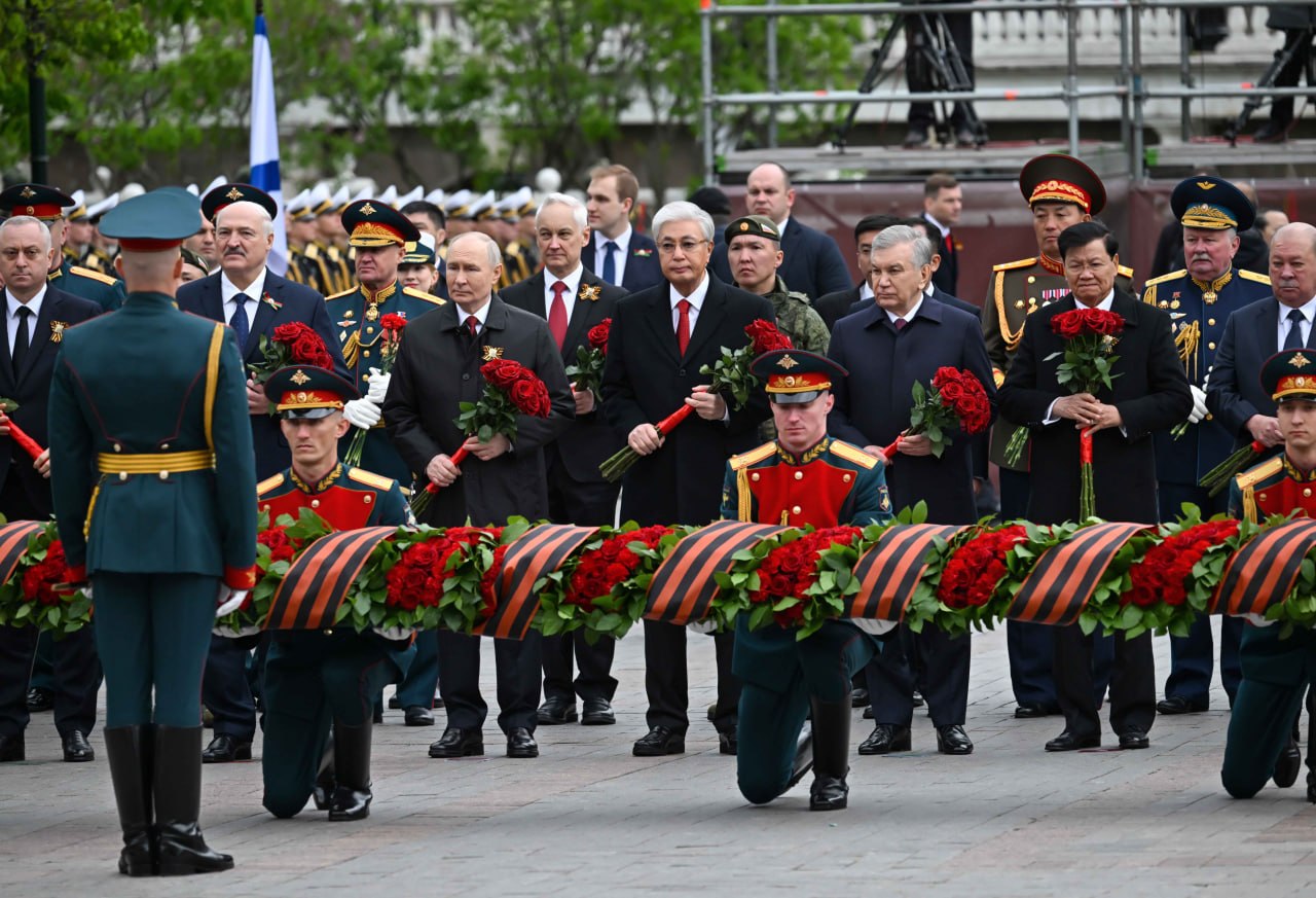 Президент Белгісіз жауынгер бейітіне гүл шоқтарын қою рәсіміне қатысты