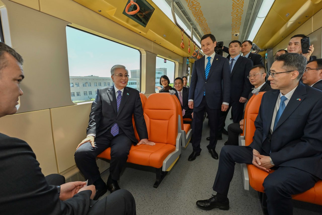 Қасым-Жомарт Тоқаевқа LRT-ның 001 сериялы жол жүру картасы табысталды