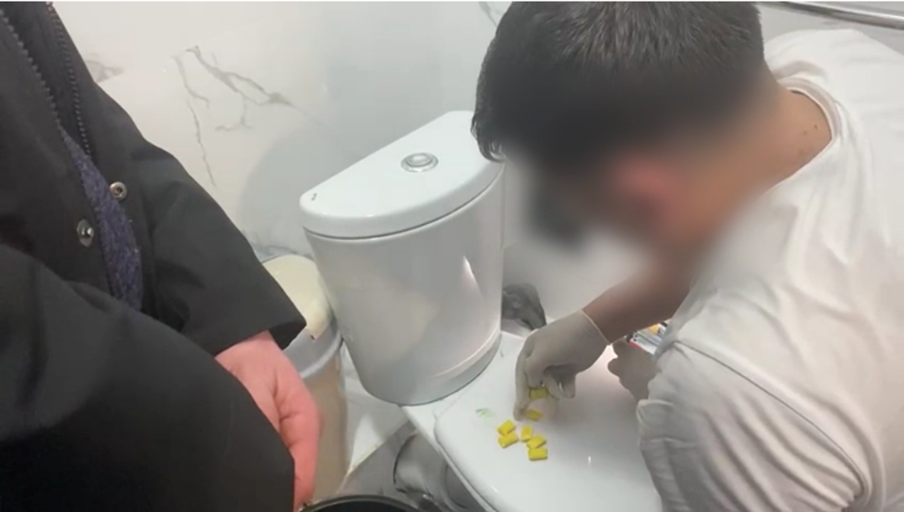 Астанада екі пәтерде есірткінің бірнеше түрін сақтаған азамат ұсталды