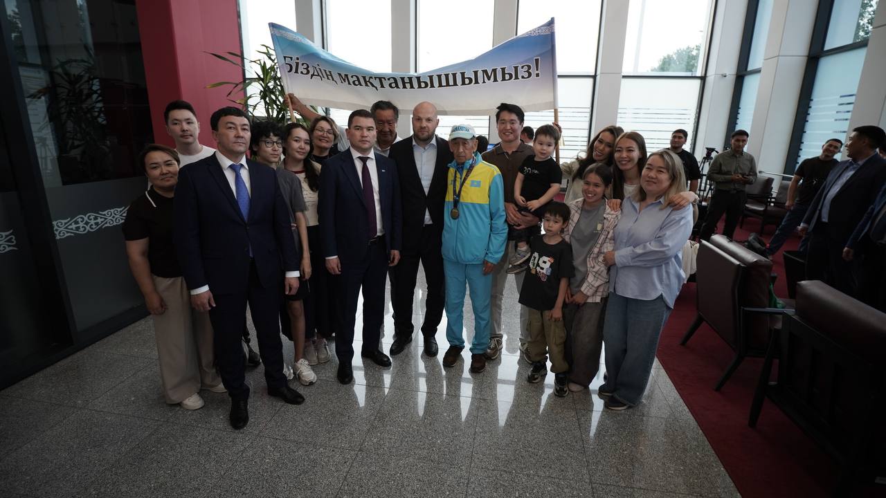 Елордалықтар 80 жастағы марафоншы Салтанат Түйтебаевты әуежайдан қарсы алды