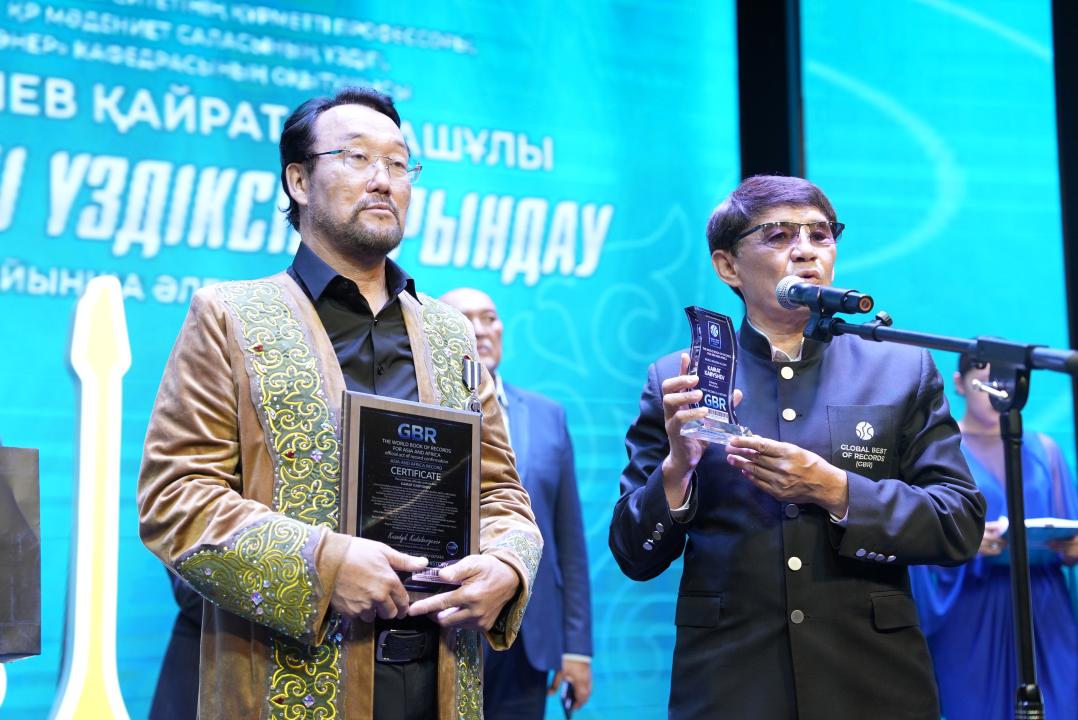 Семейлік дәстүрлі әнші 102 әнді үзіліссіз орындап, рекорд жасады