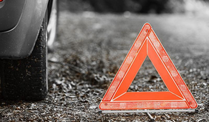 Атырауда BMW көлігі бағанға соғылып, екі жолаушы зардап шекті